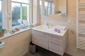 Shower, hair dryer - Holiday apartment Little break (Norddeich)