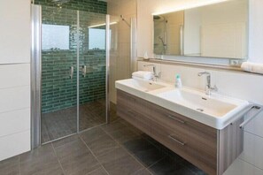 Shower, hair dryer - Holiday home Lüttje Steern (Hage)