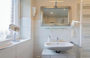 Shower, hair dryer - Holiday Apartment Nordperle 6 (Norddeich)