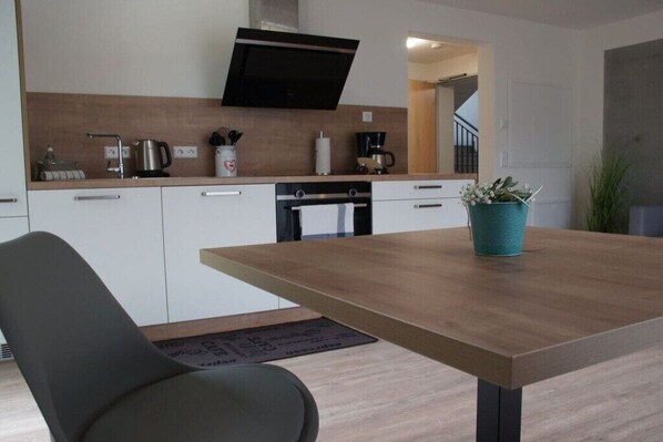 Fridge, oven, stovetop, dishwasher