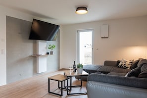 Fernseher, Tischfußball