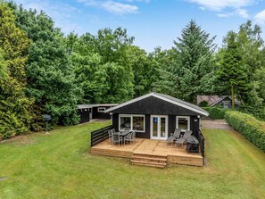 A small cabin with a deck, outdoor seating, and a grill area. - "Diuri" - 30km from the sea by Interhome (Toftlund)