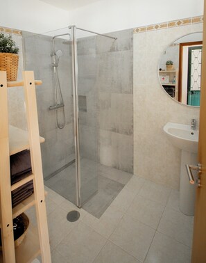 Dusche, Handtücher, Toilettenpapier
