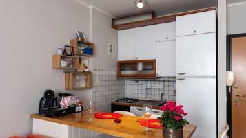 Apartamento, 1 habitación | Cocina básica privada | Máquina de café espresso, hervidor eléctrico y tostadora