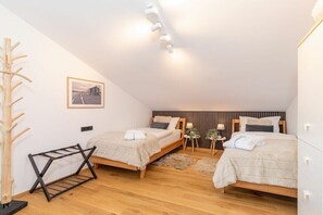 3 bedrooms, iron/ironing board, free WiFi, bed sheets - Chiemgauloft Comfortable holiday residence (Übersee)