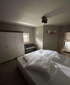 1 غرفة نوم وخدمة الإنترنت وملاءات أسرّة