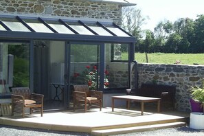 Terrace/patio - La Vimonderie Comfortable holiday residence (Cavigny bei St.Lo)