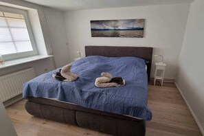 2 bedrooms, desk, iron/ironing board, free WiFi