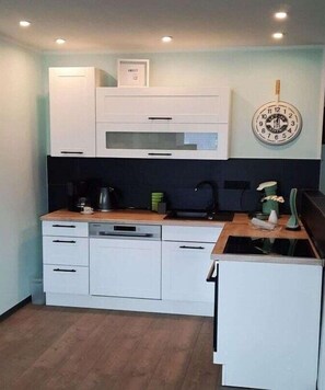 Frigorífico, horno, placa de cocina y lavavajillas