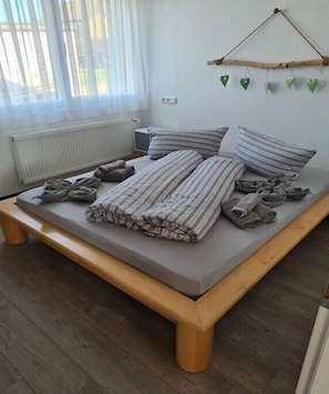 2 dormitorios, cuna de viaje, wifi gratis y ropa de cama