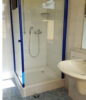 Shower, towels - Holiday apartment in Waren (Müritz) (Waren (Müritz))