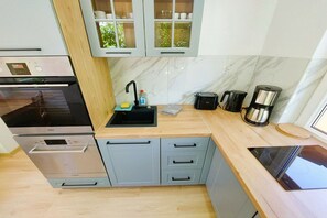 Réfrigérateur, plaque de cuisson, cafetière/bouilloire