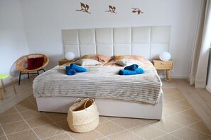 4 bedrooms, iron/ironing board, Internet, bed sheets