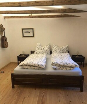 1 bedroom, travel cot, free WiFi, bed sheets - at Welschenkramer Comfortable holiday residence (Übersee)
