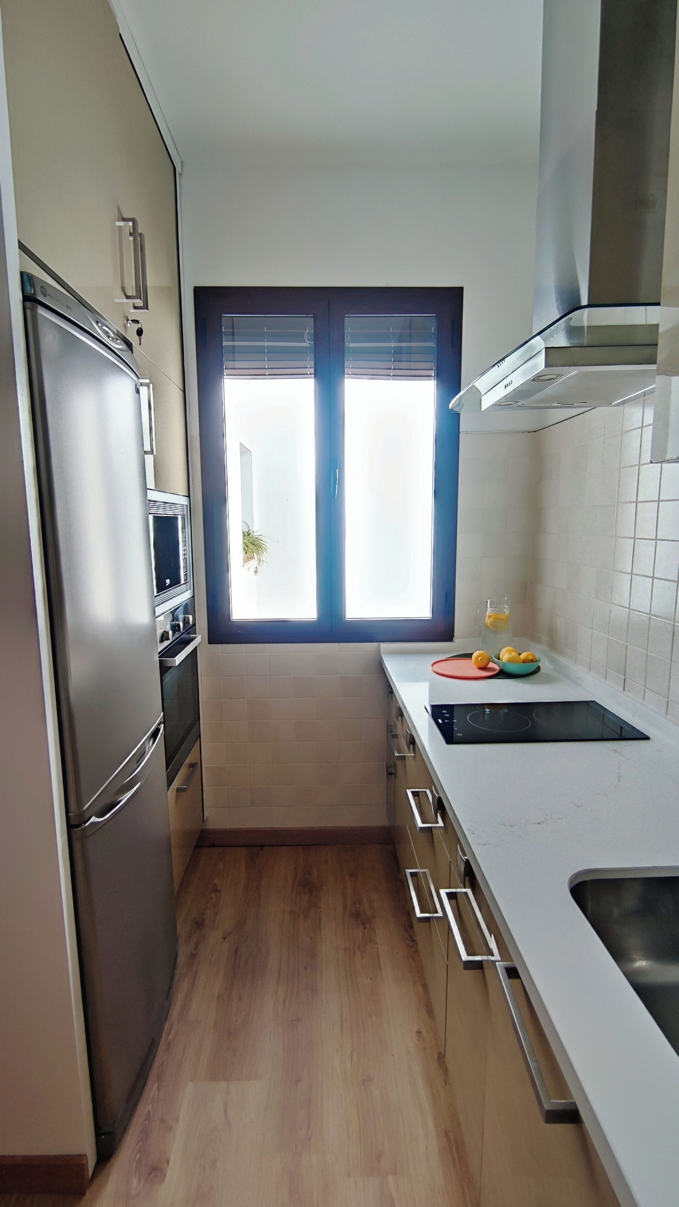 Réfrigérateur, micro-ondes, plaque de cuisson, lave-vaisselle