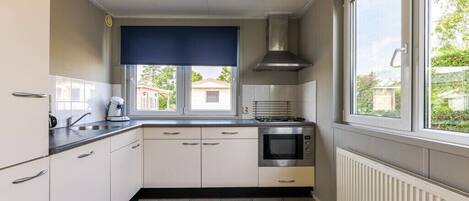 Réfrigérateur, micro-ondes, plaque de cuisson, lave-vaisselle