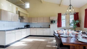 Een koelkast, een magnetron, een kookplaat, een vaatwasser