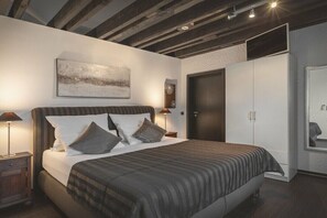 3 habitaciones, escritorio, tabla de planchar con plancha y wifi gratis