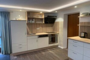 Kühlschrank, Ofen, Herdplatte, Wasserkocher mit Kaffee-/Teezubehör