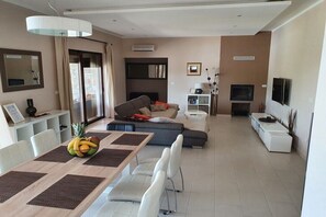 Smart TV, fireplace