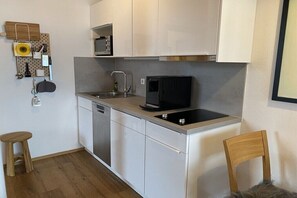 Kylskåp, ugn, spishäll och diskmaskin