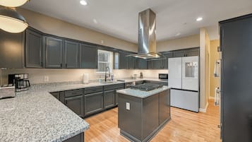 Jääkaappi, mikroaaltouuni, uuni, liesi