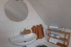 Shower, hair dryer - "thousand lakes" Comfortable holiday residence (Röbel \/Müritz)