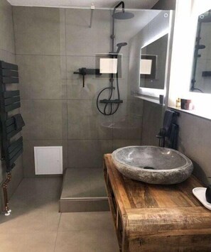 Een douche, een haardroger, handdoeken