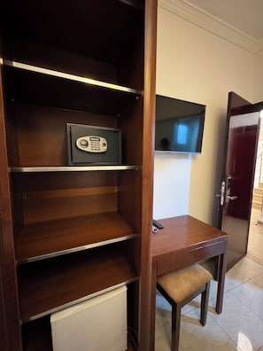 Caja fuerte, escritorio, espacio para trabajar con un portátil