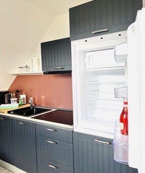 ثلاجة، ميكروويف، موقد طهي مسطح، غسالة أطباق