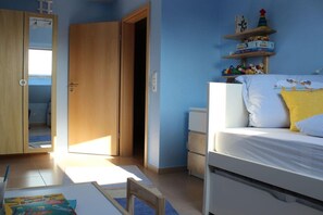 4 bedrooms, iron/ironing board, travel cot, free WiFi - Schwemm Comfortable holiday residence (Norden)