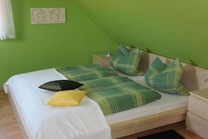 4 chambres, fer et planche à repasser, lit de bébé portatif