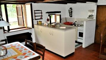 KĂŒhlschrank, Ofen, Herdplatte, Wasserkocher mit Kaffee-/Teezubehör