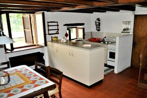 Køleskab, ovn, kogeplade, kaffe-/temaskine