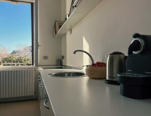 Køleskab, mikrobølgeovn, ovn, kogeplade