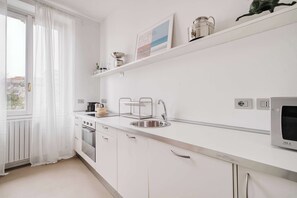 Kjøleskap, mikrobølgeovn, ovn og kokeplater