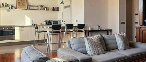 Una televisión, una oficina