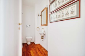 Chuveiro, secador de cabelo, toalhas de banho 