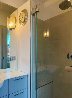 Bruser, hårtørrer, håndklæder