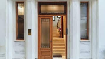 Pintu masuk properti