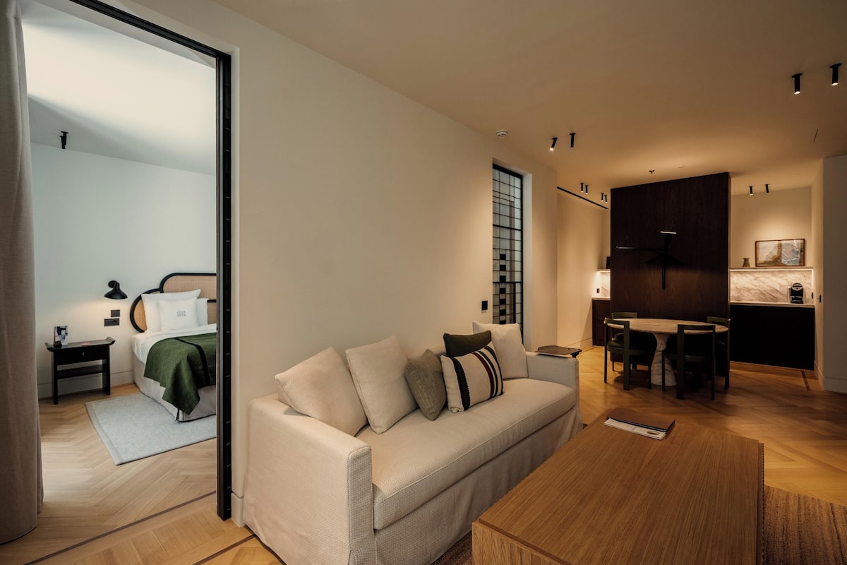 Deluxe Suite, 1 King Bed | Living area