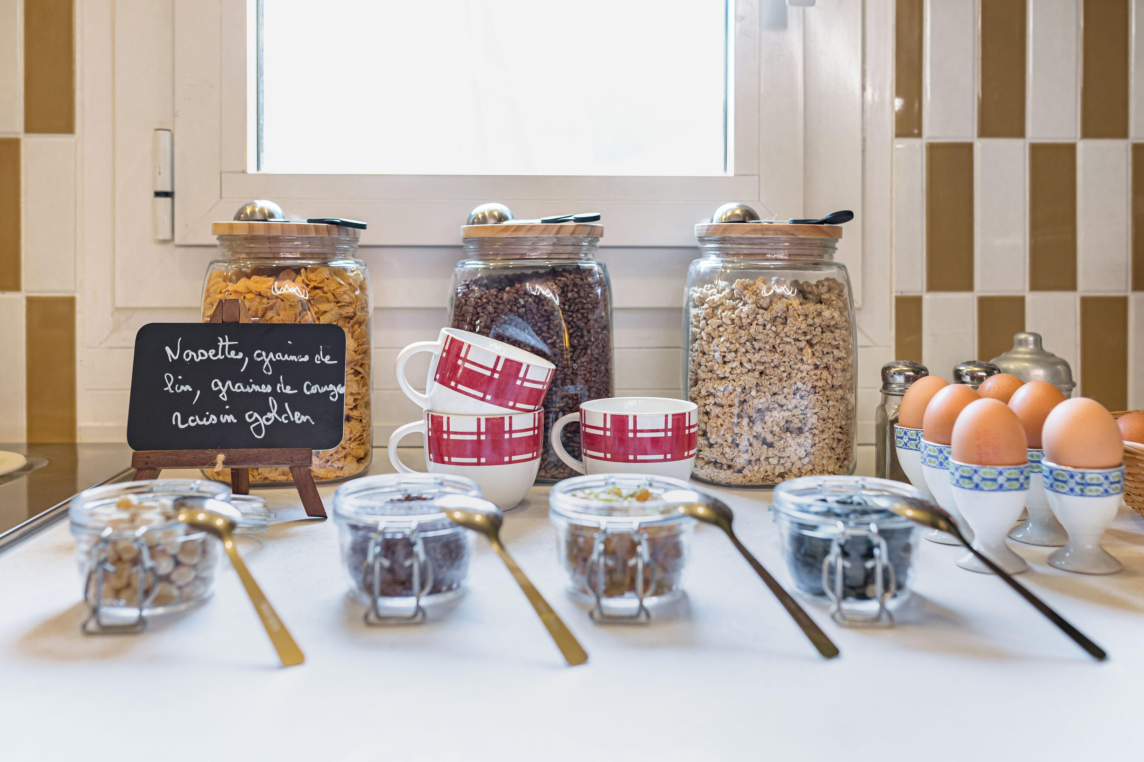 Un bufé de desayuno con diversos alimentos y utensilios.