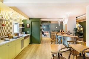 Petit déjeuner buffet (10 EUR par personne)