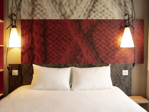 A hotel room with a large bed, two bedside lamps, and a red textured wall above the bed. - Ibis Paris Tour Montparnasse 15Ème (Paris)
