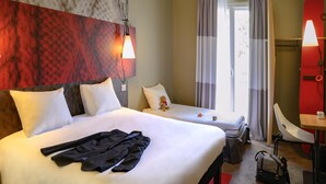 A hotel room with two beds, a desk, and a chair. - Ibis Paris Tour Montparnasse 15Ème (Paris)