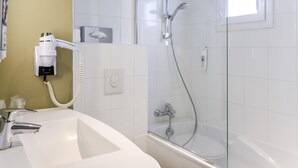 Een bureau, verduisterende gordijnen, geluiddichte muren