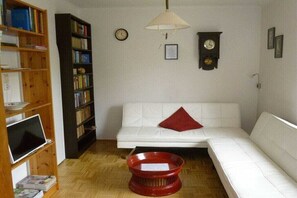 TV connectée, lecteur de DVD, livres