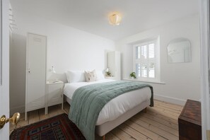 2 slaapkamers, een strijkplank/strijkijzer, internet, beddengoed