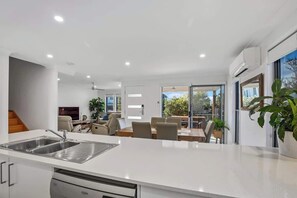 Interior - Sunshine Splendour Central & Close to Everything (Maroochydore Region)