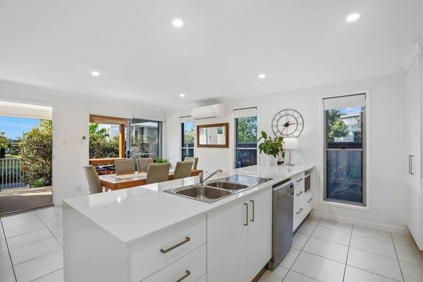 Køleskab, mikrobølgeovn, ovn, kogeplade